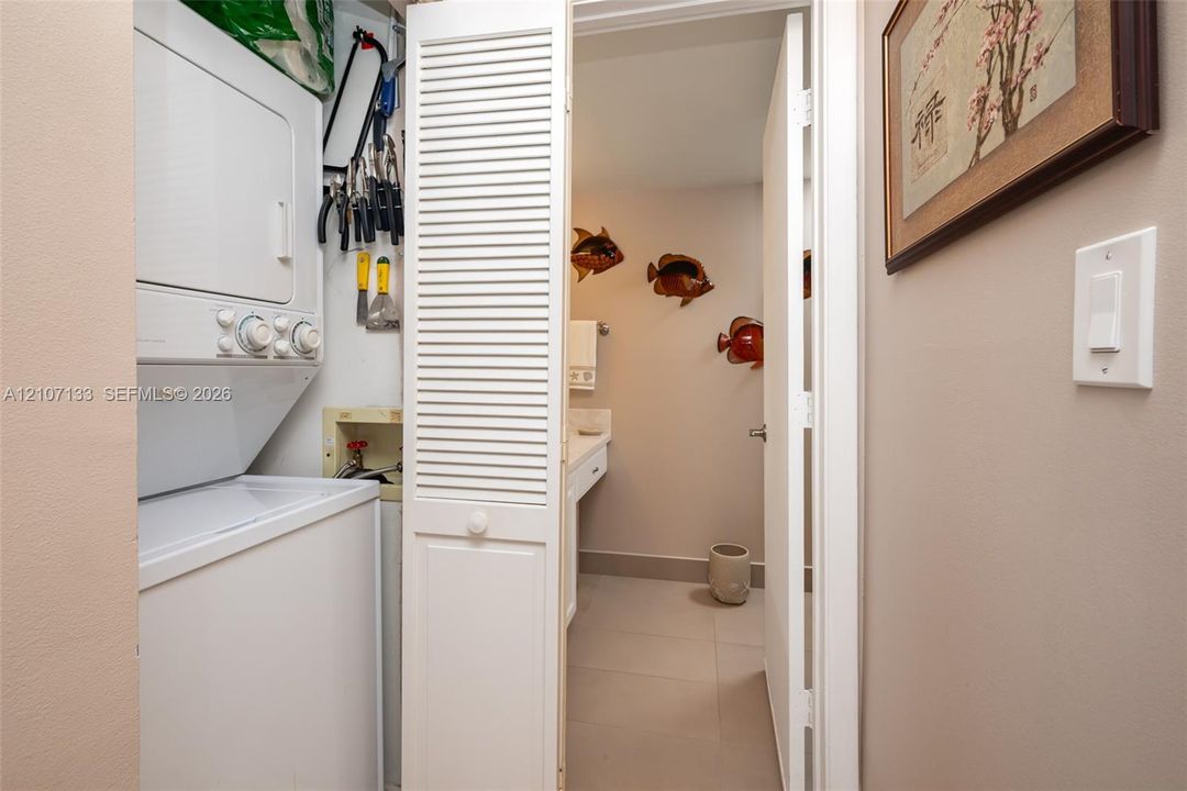 For Sale: $575,000 (2 beds, 2 baths, 1190 Square Feet)