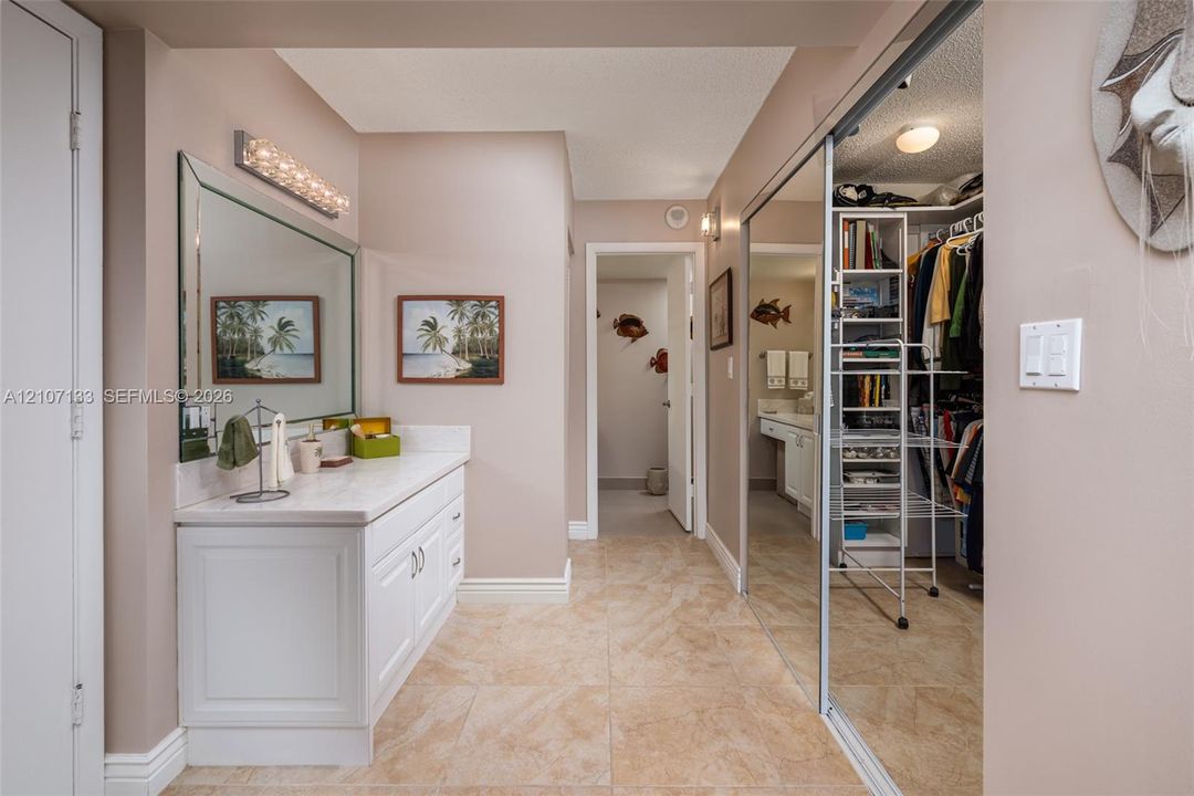 For Sale: $575,000 (2 beds, 2 baths, 1190 Square Feet)
