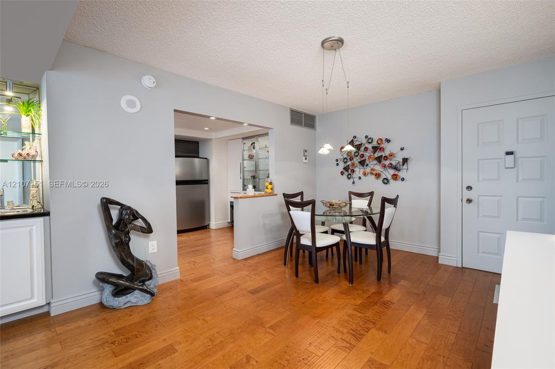 For Rent: $5,500 (2 beds, 2 baths, 1190 Square Feet)