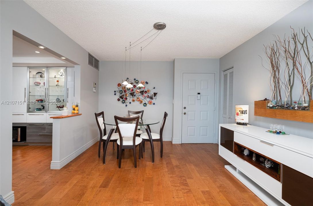 For Rent: $5,500 (2 beds, 2 baths, 1190 Square Feet)