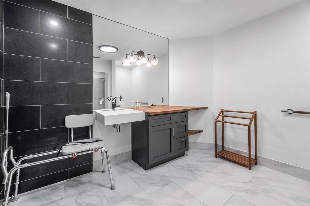 MASTER BATH 4