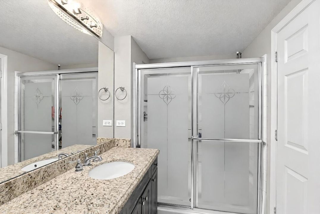 37_6918_W_Sample_Rd-Bathroom-40-1