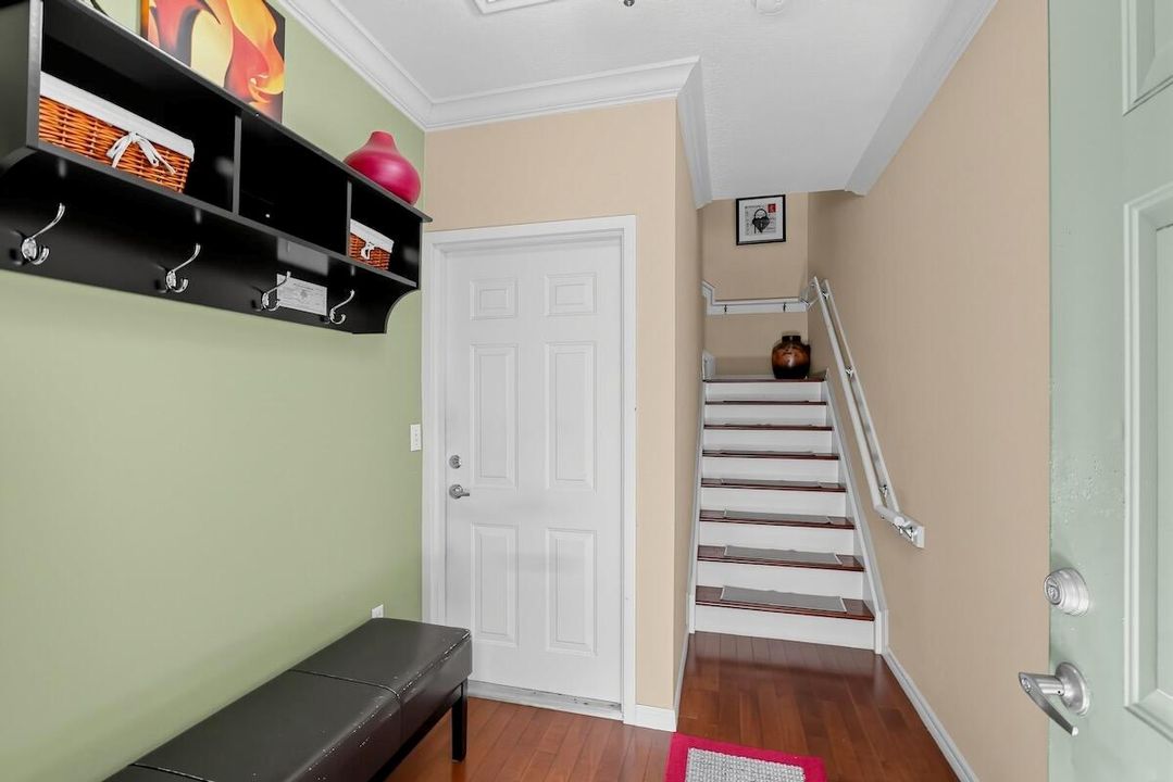05_6918_W_Sample_Rd-Foyer-7695