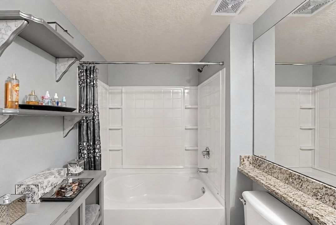 36_6918_W_Sample_Rd-Bathroom-39-1