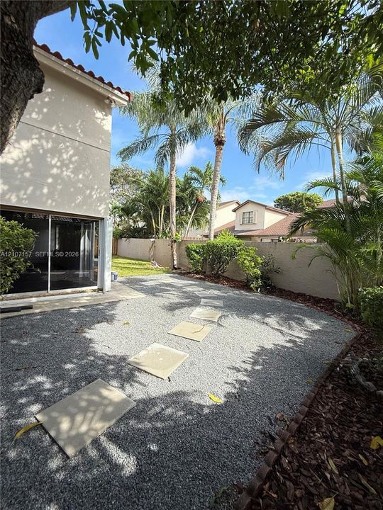 Spacious Back Yard