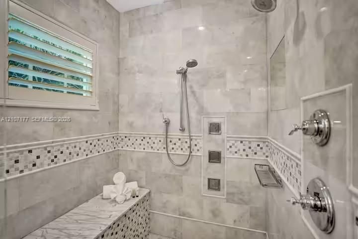 En Renta: $25,000 (8 camas, 6 baños, 4588 Pies cuadrados)