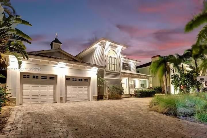 En Renta: $25,000 (8 camas, 6 baños, 4588 Pies cuadrados)