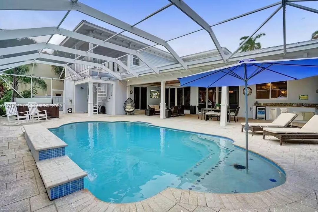 En Renta: $25,000 (8 camas, 6 baños, 4588 Pies cuadrados)