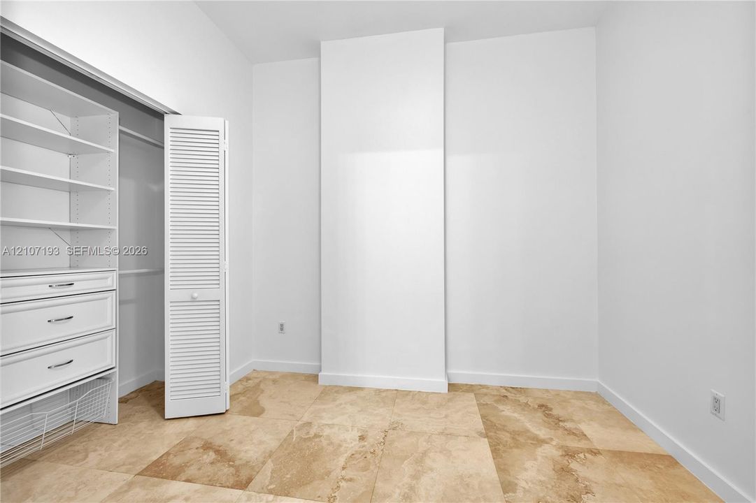 For Sale: $620,000 (1 beds, 2 baths, 950 Square Feet)