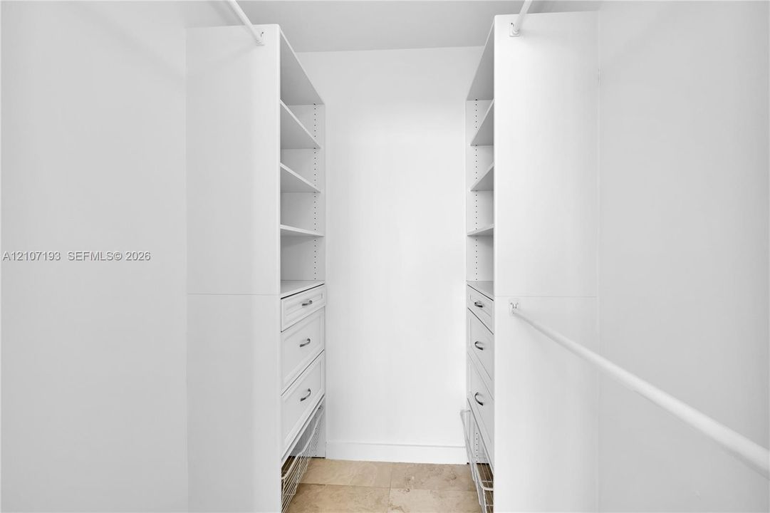 For Sale: $620,000 (1 beds, 2 baths, 950 Square Feet)