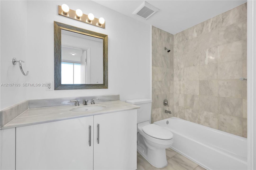 For Sale: $620,000 (1 beds, 2 baths, 950 Square Feet)