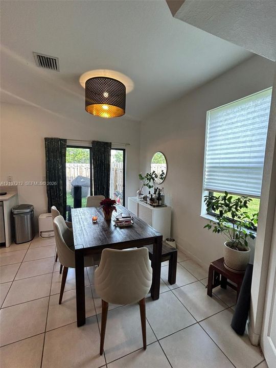 En Venta: $460,000 (3 camas, 3 baños, 1320 Pies cuadrados)