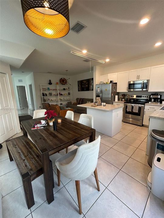 En Venta: $460,000 (3 camas, 3 baños, 1320 Pies cuadrados)