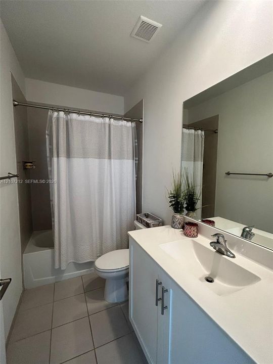 En Venta: $460,000 (3 camas, 3 baños, 1320 Pies cuadrados)