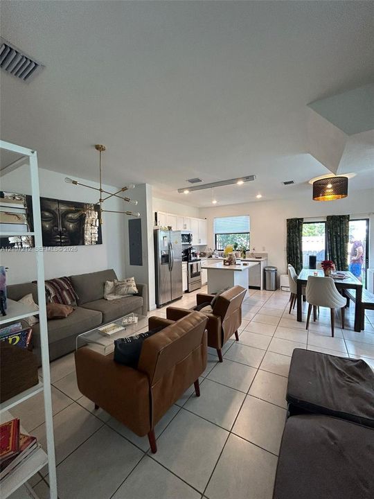 En Venta: $460,000 (3 camas, 3 baños, 1320 Pies cuadrados)