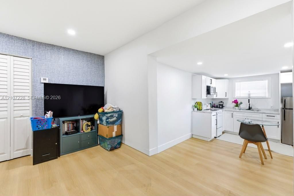 For Rent: $1,600 (1 beds, 1 baths, 2098 Square Feet)