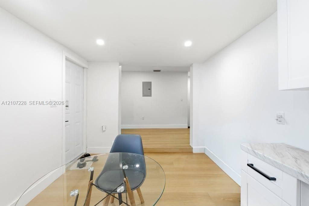 For Rent: $1,600 (1 beds, 1 baths, 2098 Square Feet)