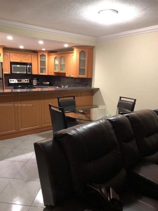 For Rent: $1,950 (2 beds, 1 baths, 980 Square Feet)