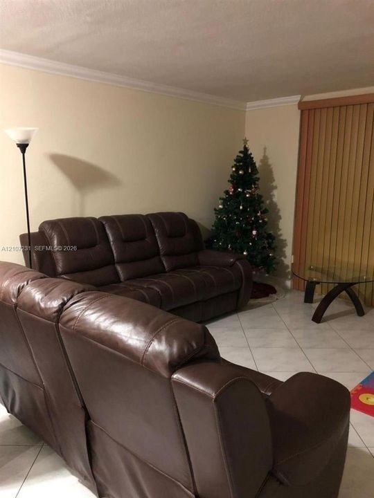 Tile flooring, crown molding, and vertical blinds