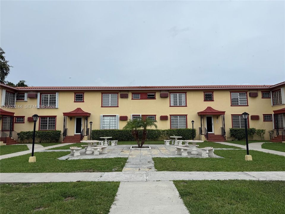 For Rent: $1,850 (1 beds, 1 baths, 570 Square Feet)