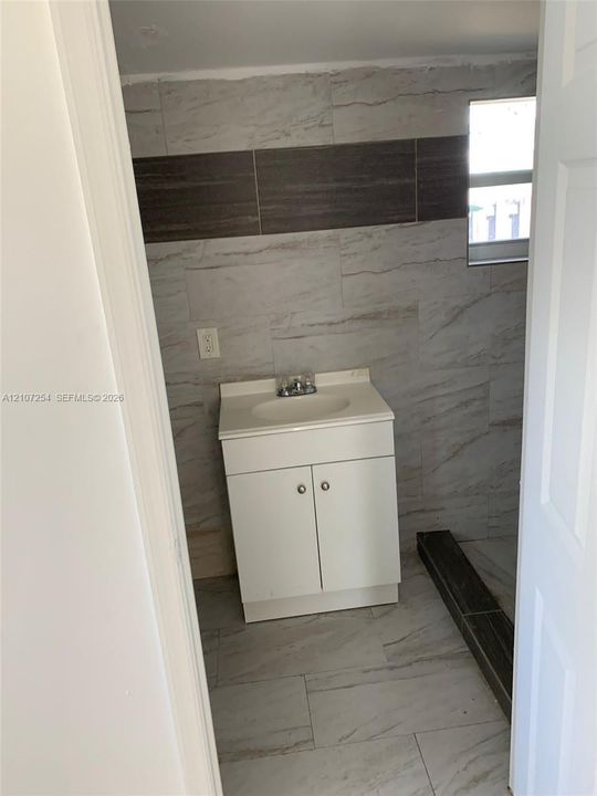 For Rent: $1,700 (1 beds, 1 baths, 2222 Square Feet)