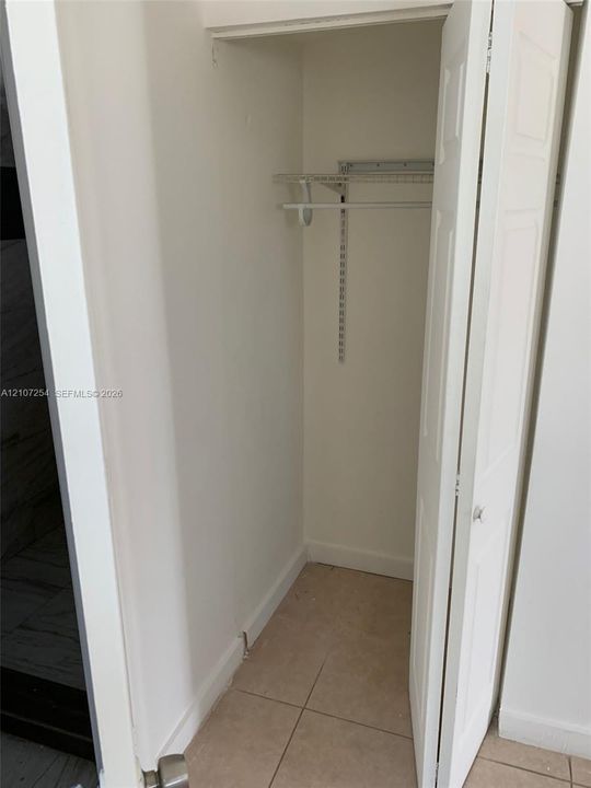 For Rent: $1,700 (1 beds, 1 baths, 2222 Square Feet)