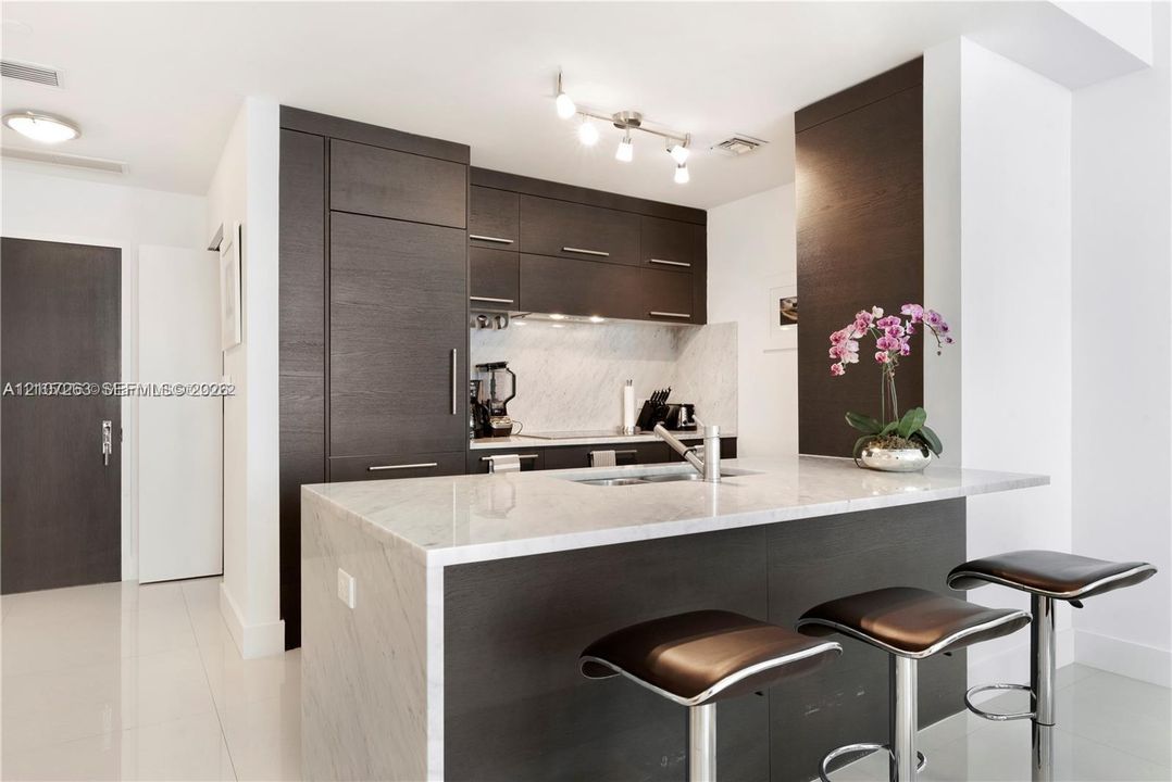 For Sale: $650,000 (1 beds, 2 baths, 1031 Square Feet)