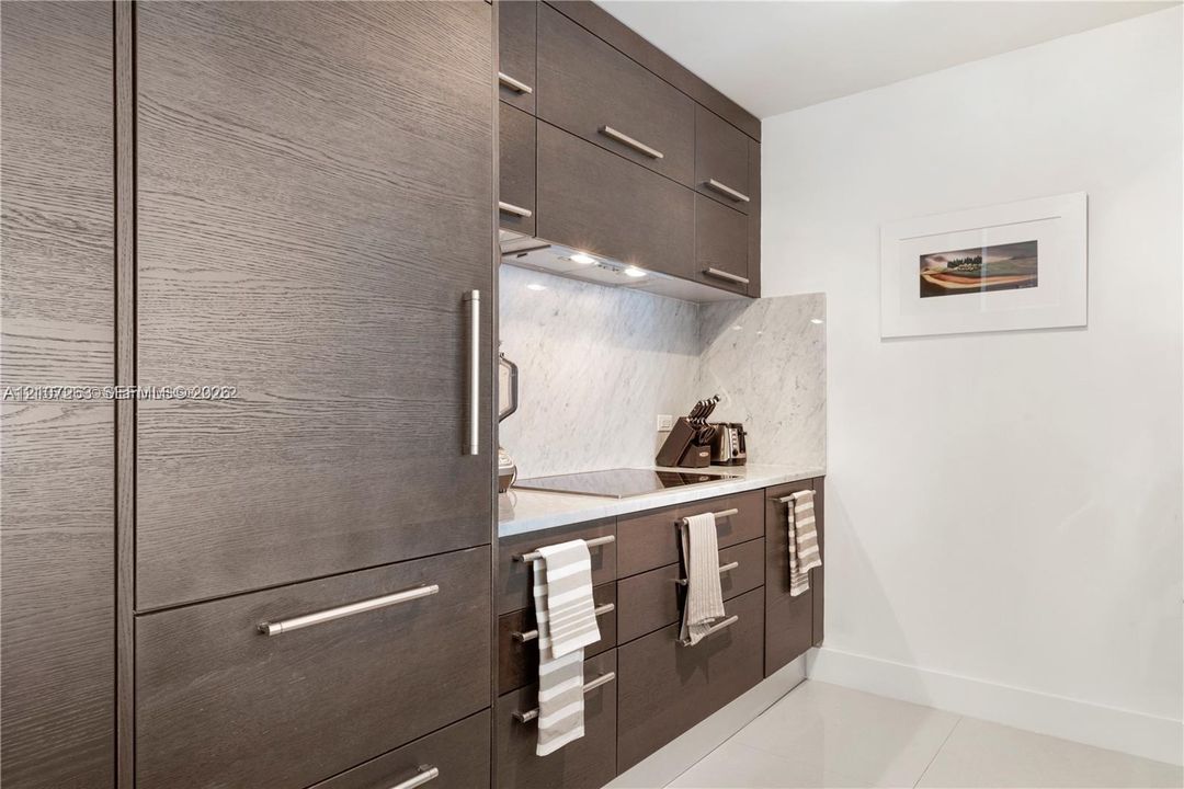 For Sale: $650,000 (1 beds, 2 baths, 1031 Square Feet)