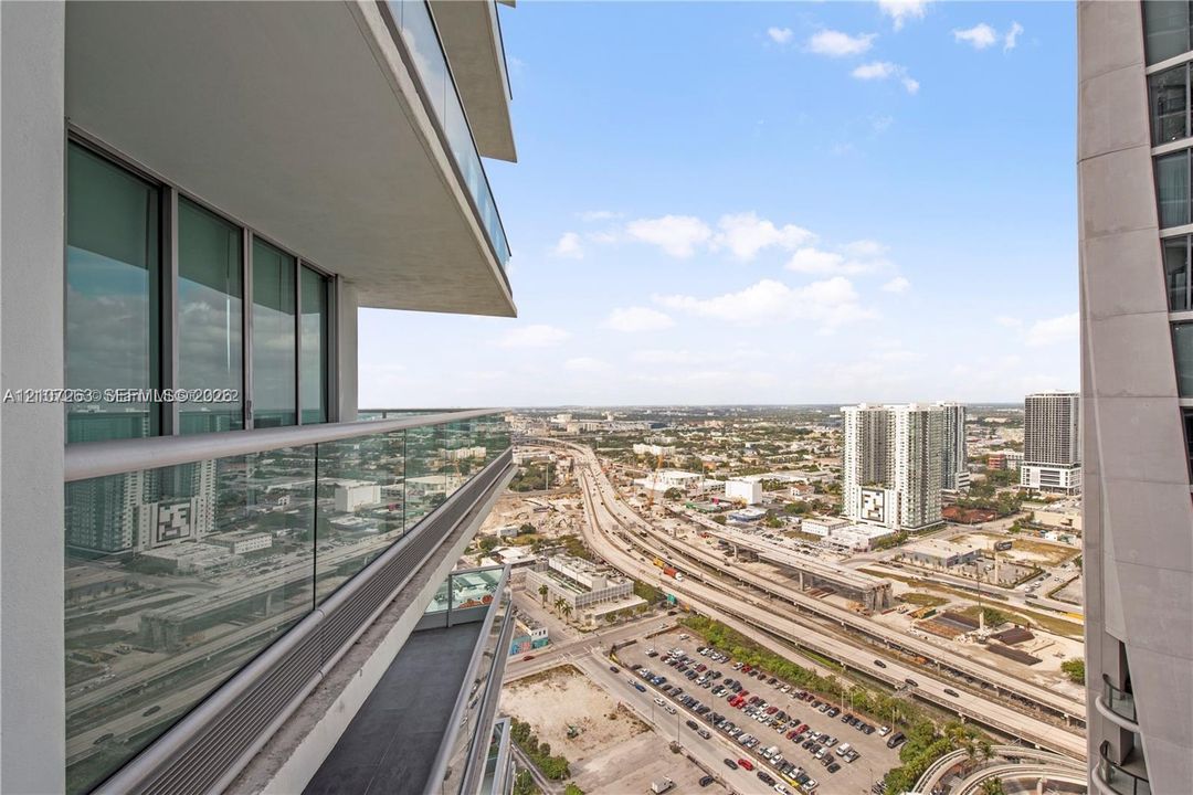 For Sale: $650,000 (1 beds, 2 baths, 1031 Square Feet)