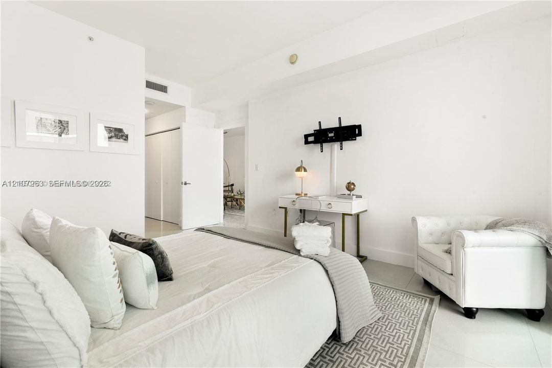 For Sale: $650,000 (1 beds, 2 baths, 1031 Square Feet)