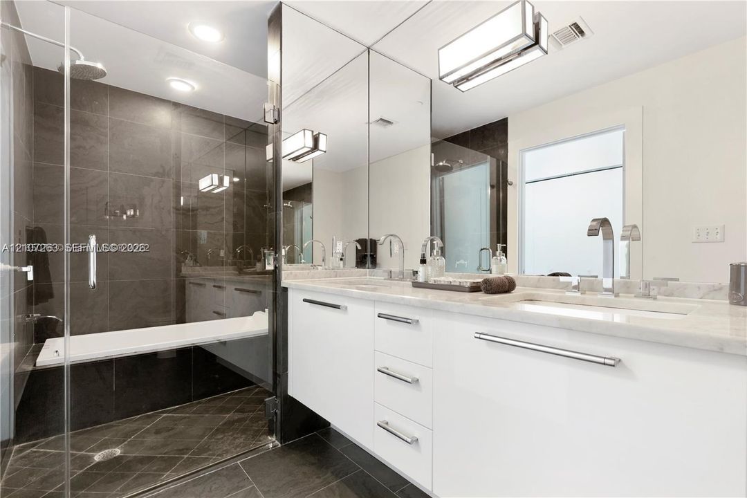 For Sale: $650,000 (1 beds, 2 baths, 1031 Square Feet)
