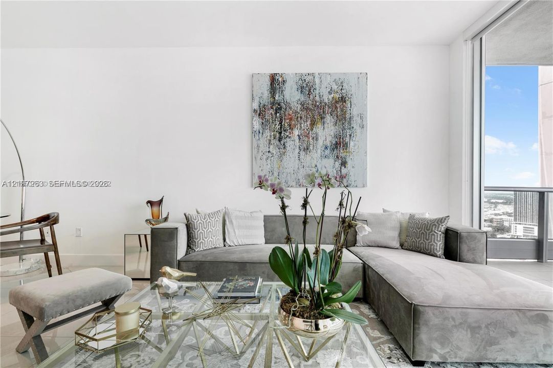 For Sale: $650,000 (1 beds, 2 baths, 1031 Square Feet)