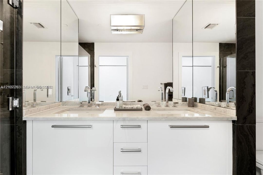 For Sale: $650,000 (1 beds, 2 baths, 1031 Square Feet)