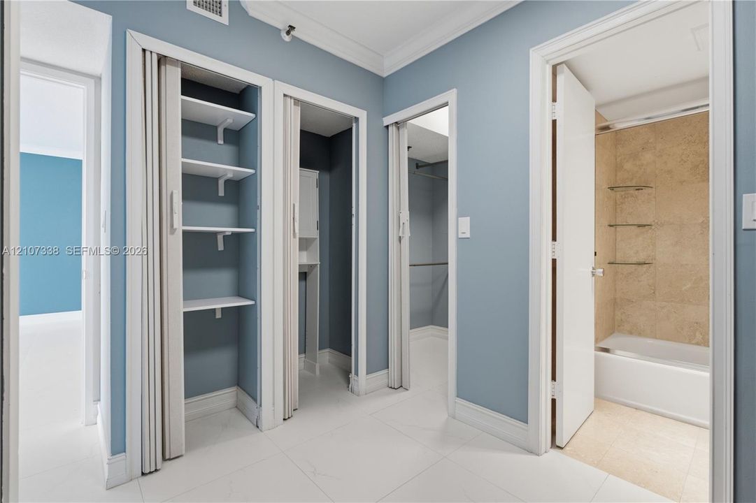 For Sale: $386,000 (2 beds, 2 baths, 1077 Square Feet)