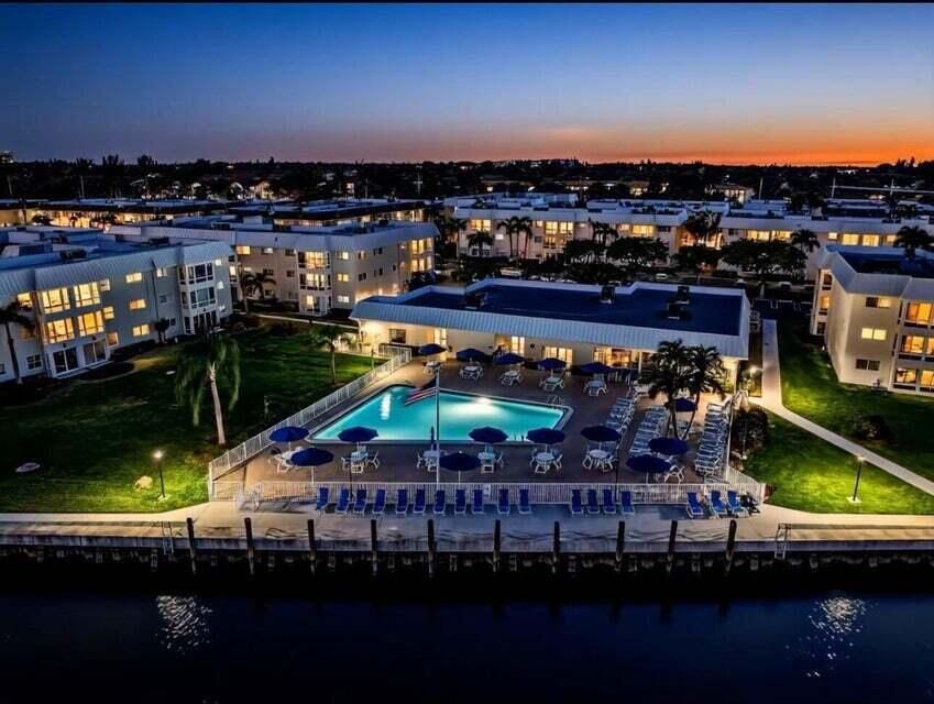 CLUBHOUSE & POOL