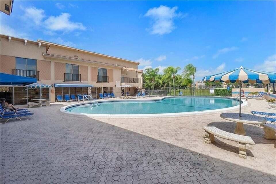 PALM LAKES POOL2