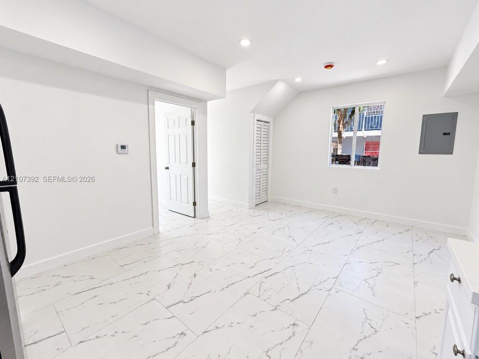 For Rent: $2,700 (2 beds, 1 baths, 700 Square Feet)