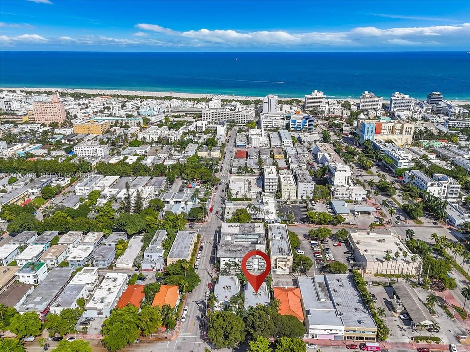 Aerial perspective featuring urban proximity to the coastline, established street grid, and mature canopy trees