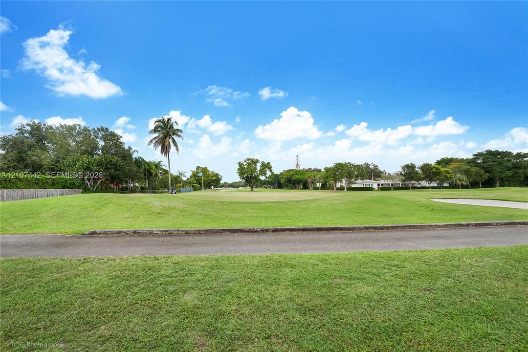 待售: $1,899,000 (1.59 acres)