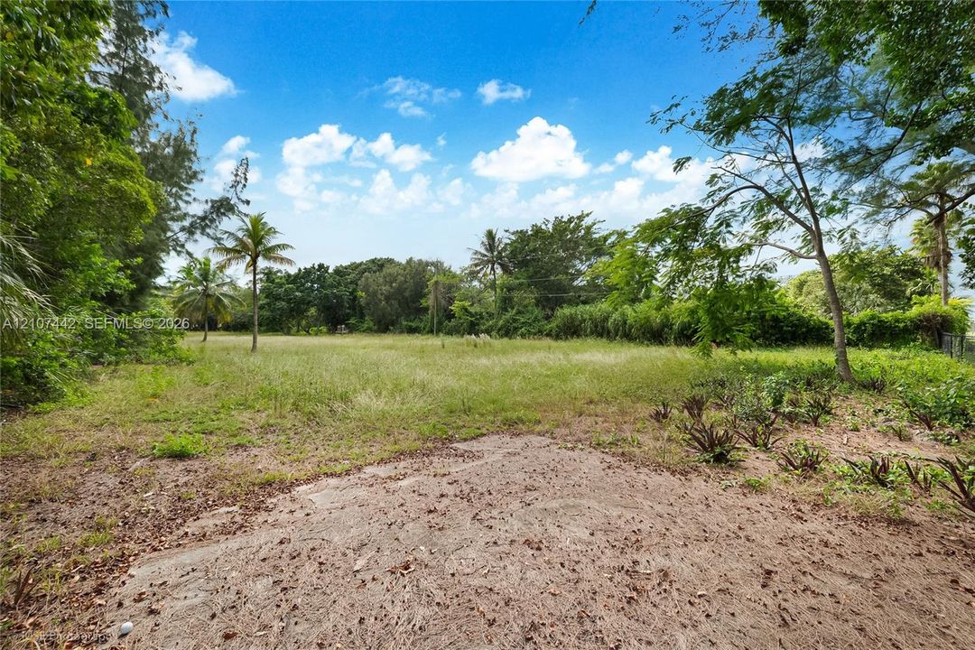 待售: $1,899,000 (1.59 acres)
