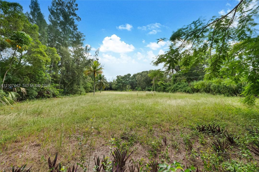 待售: $1,899,000 (1.59 acres)
