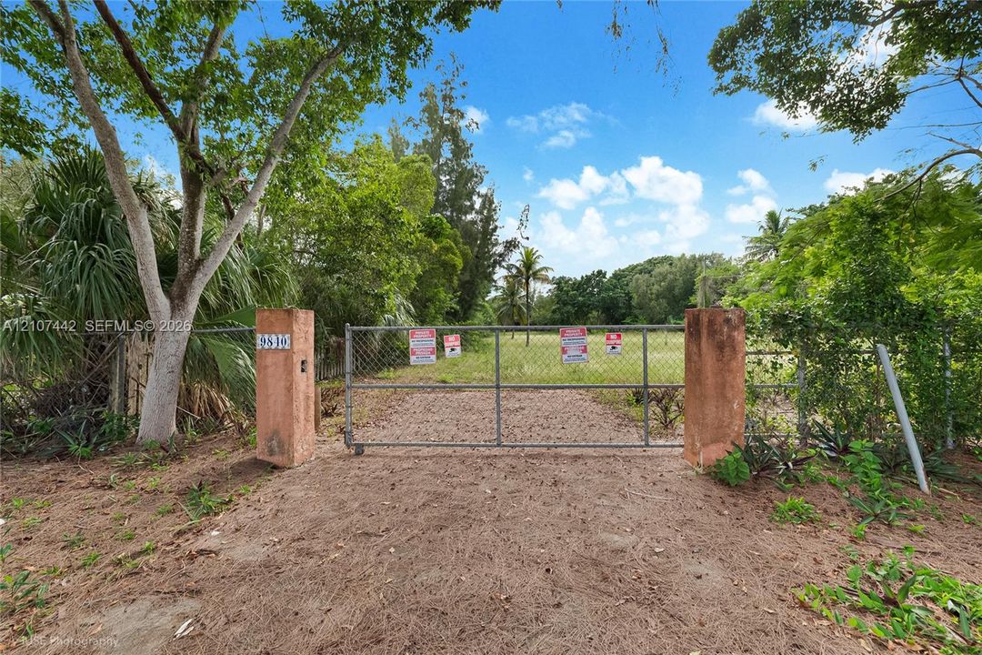 待售: $1,899,000 (1.59 acres)