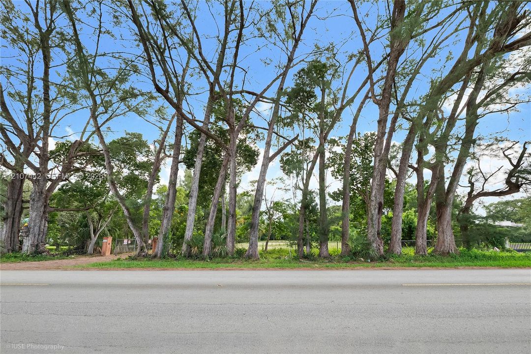 待售: $1,899,000 (1.59 acres)