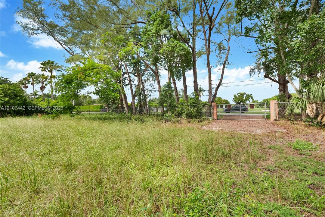 待售: $1,899,000 (1.59 acres)