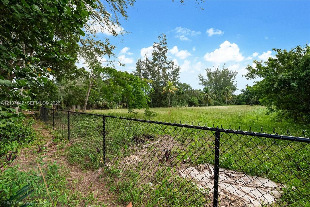 待售: $1,899,000 (1.59 acres)