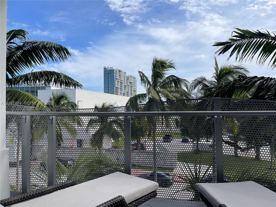 For Rent: $3,775 (1 beds, 1 baths, 716 Square Feet)