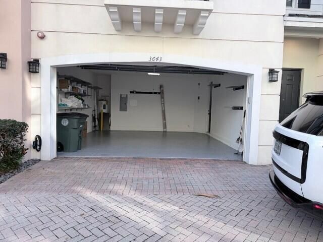 Town House Garage pic 1