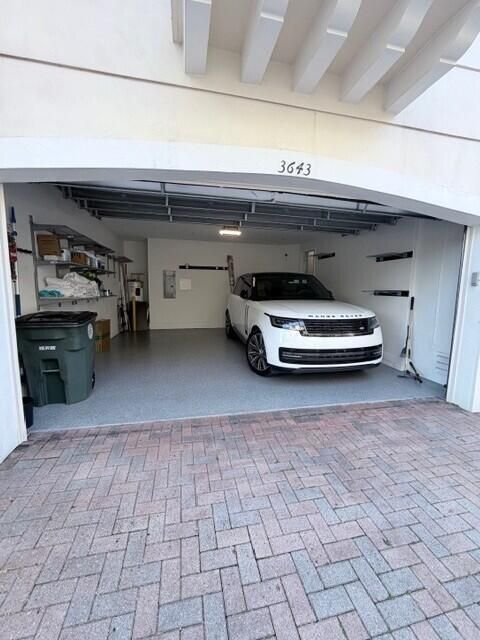 Town House Garage pic 3