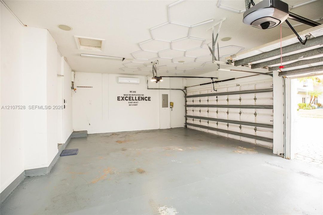 For Rent: $6,750 (5 beds, 3 baths, 2879 Square Feet)