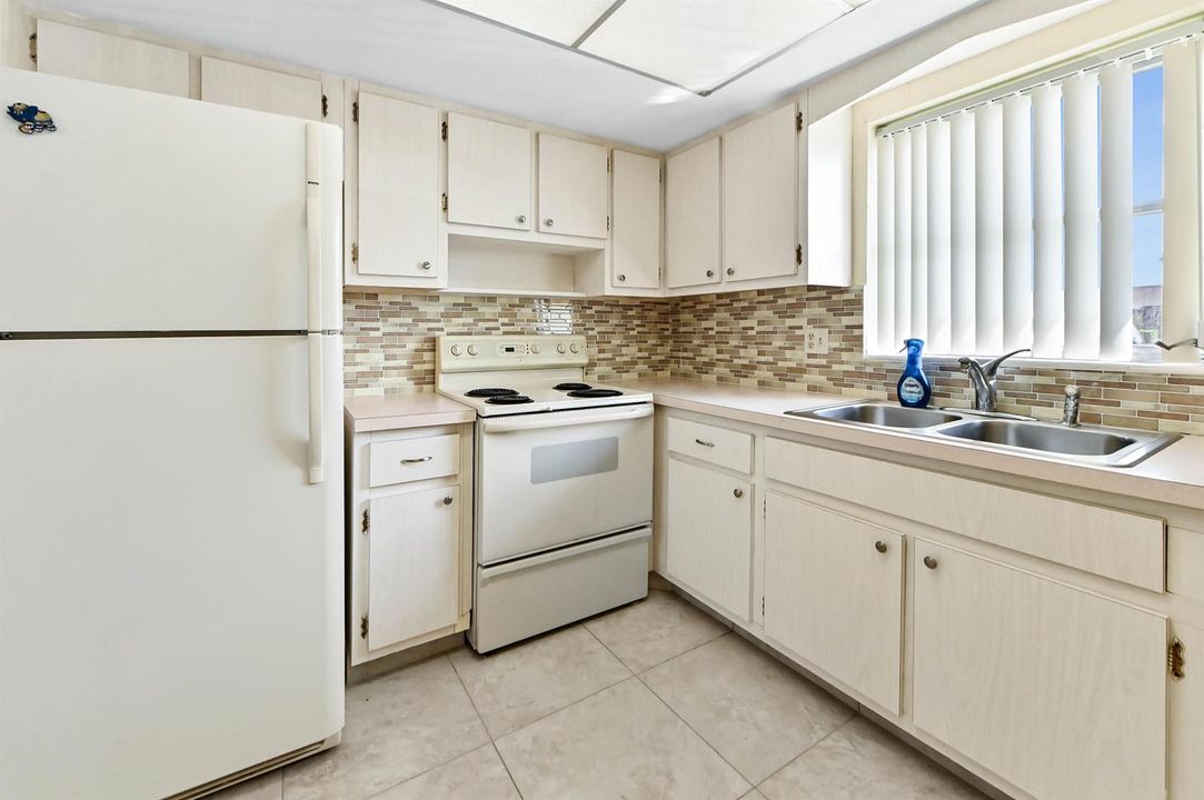 12 Kitchen 02